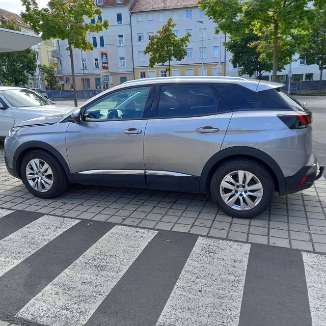 Peugeot 3008 1,5 BlueHDi Diesel Aut. Anh. Navi, Sitzheiz.,88Kw -130 S&S EAT 8GT Line SUV / Ge...