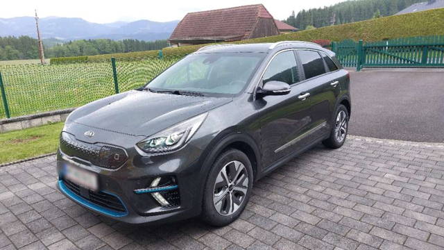 KIA e-Niro Niro EV 64kWh long Range Platin Aut. 8-fach bereift, AHK SUV / Geländewagen