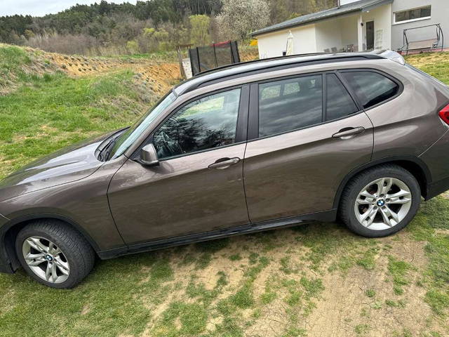 BMW X1 xDrive18d Österreich Paket Allrad SUV / Geländewagen