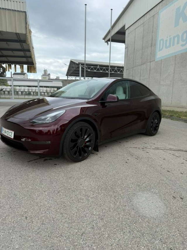 Tesla Model Y Performance Midnight Cherry Red SUV / Geländewagen