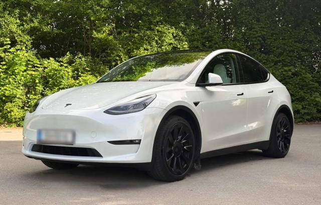 Tesla Model Y Long Range AWD AHK SUV / Geländewagen