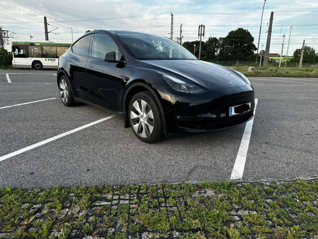 Tesla Model Y Long Range AWD. AHK SUV / Geländewagen