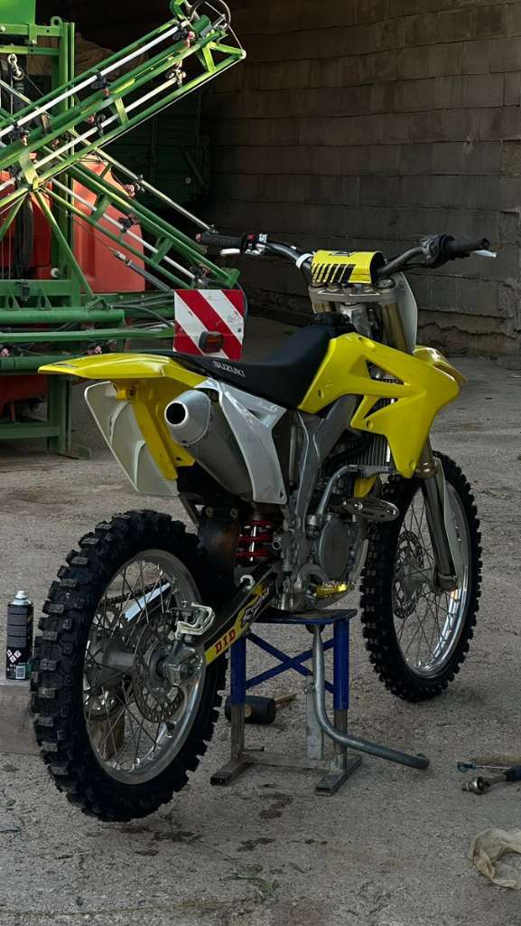Suzuki RM 250 rmz Motocross