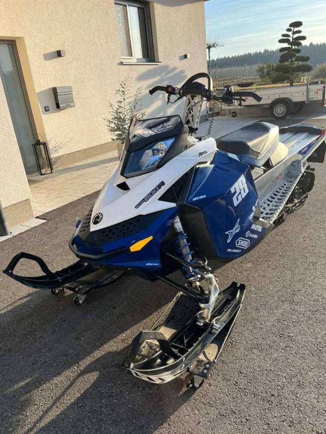 Bombardier Summit Skidoo Rev Xp 146 Schneemobil