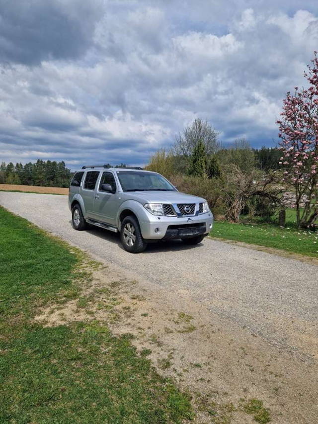 Nissan Pathfinder 2,5 SUV / Geländewagen