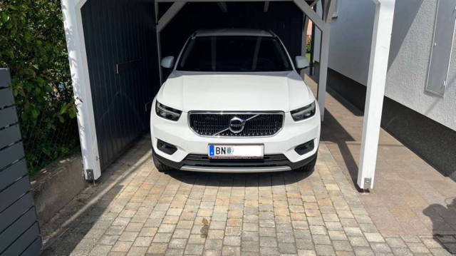 Volvo XC40 D4 MOMENTUM/ Allrad/Sevice NEU/ TOP Zustand SUV / Geländewagen