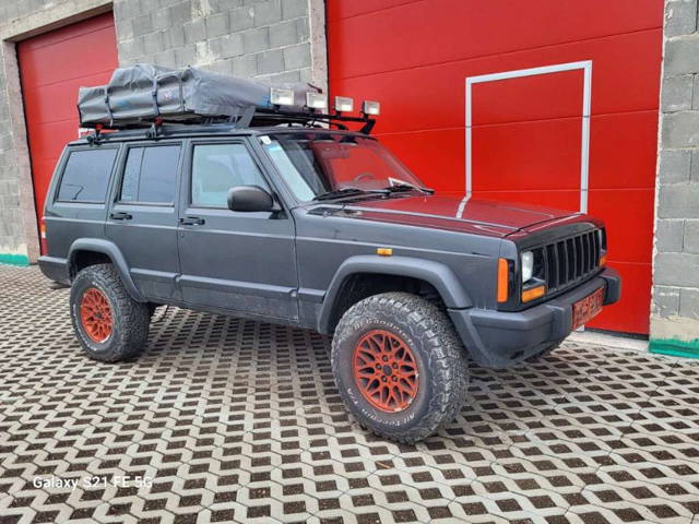 Jeep Cherokee XJ SUV / Geländewagen