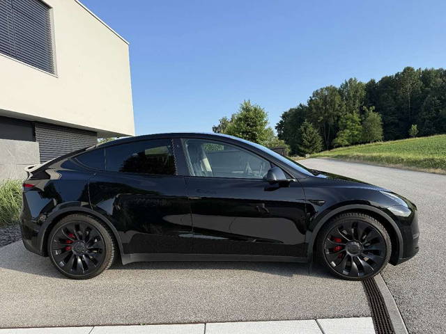 Tesla Model Y Performance AWD SUV / Geländewagen