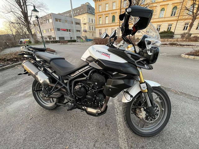 Triumph Tiger Triumph Tiger 800 A08 mit ABS, NAVI, Griffheizung, Koffer, neues Pickerl Enduro