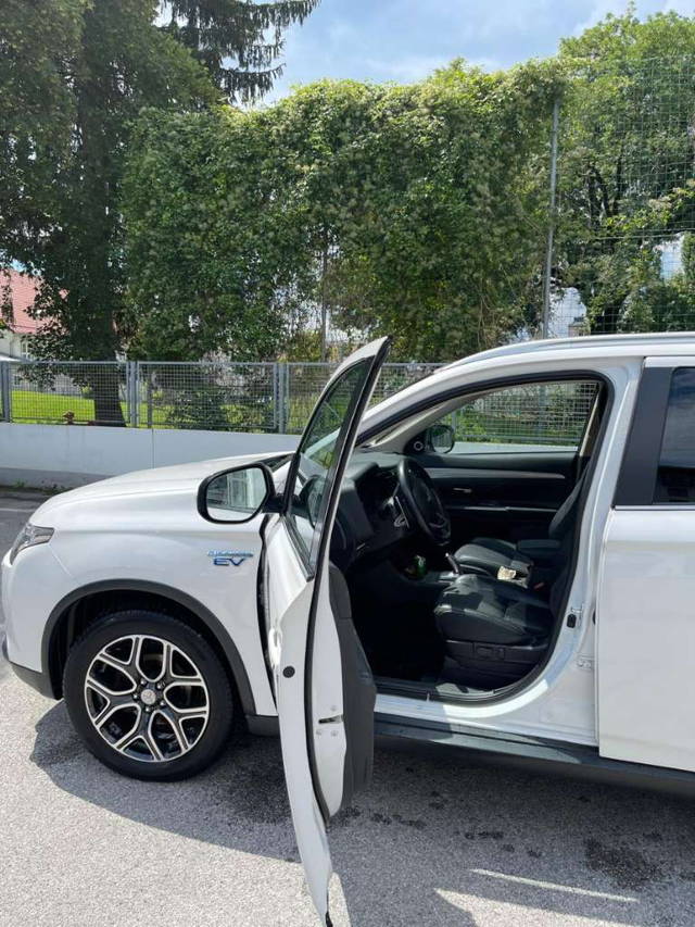 Mitsubishi Outlander hybrid SUV / Geländewagen