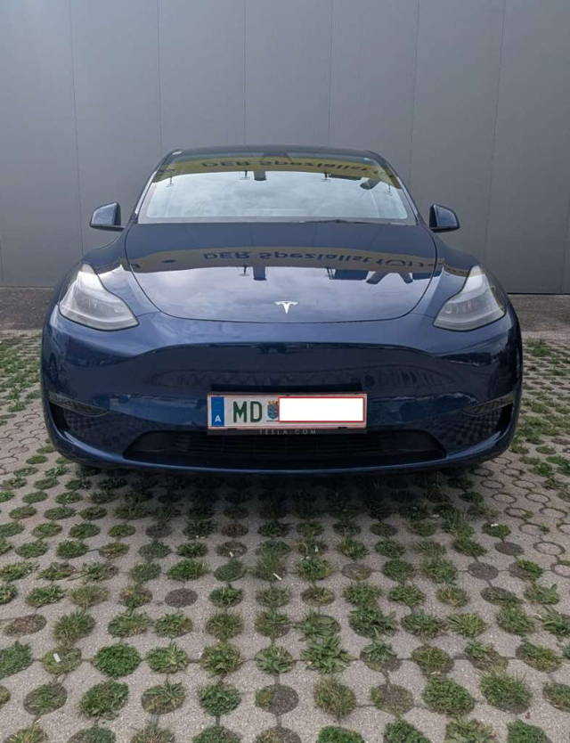 Tesla Model Y AWD Long Range SUV / Geländewagen