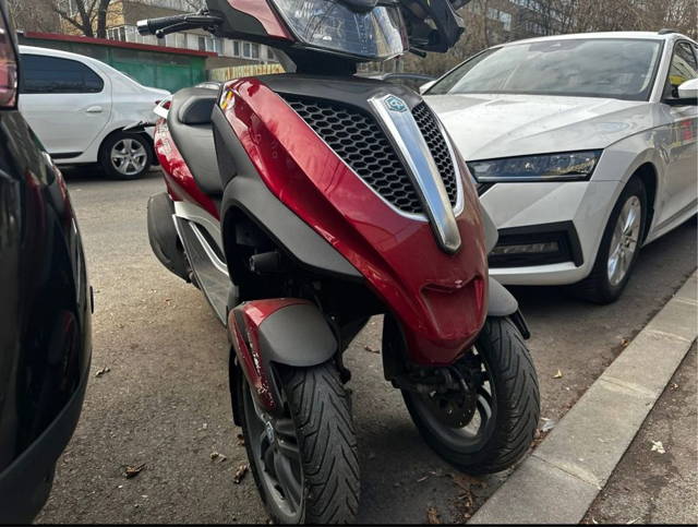 Piaggio MP3 - 300 cmc/ 2012 - Se conduce cu cat.B