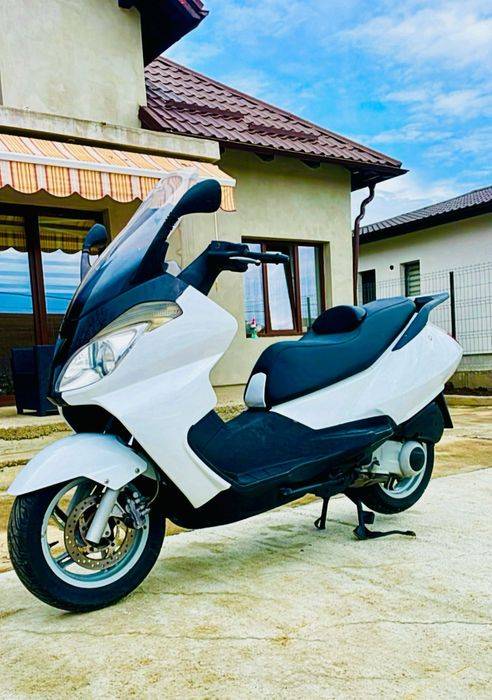 Scuter Aprilia Atlantic 125 cc se conduce cu categoria B