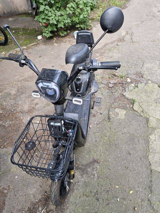 Scuter electric cu pedale
