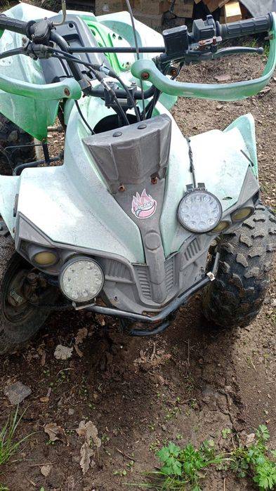 Vând sau schimb cu scuter atv verde cu mici defecte