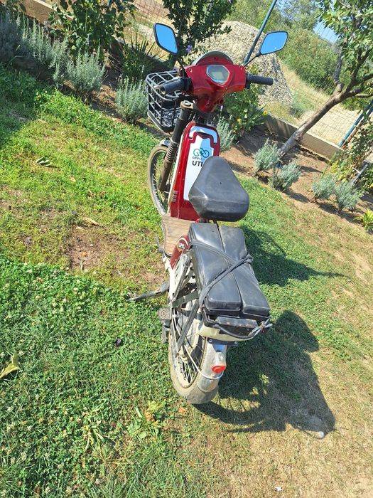 Vand moped electric sau schimb cu găini
