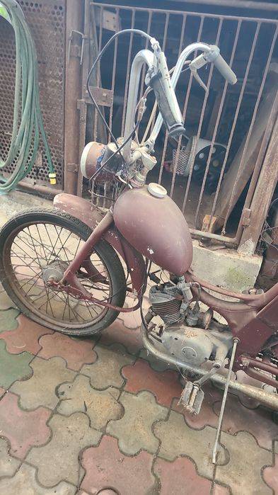 Vând motoreta veche marca Simson Petru piese sau priect.