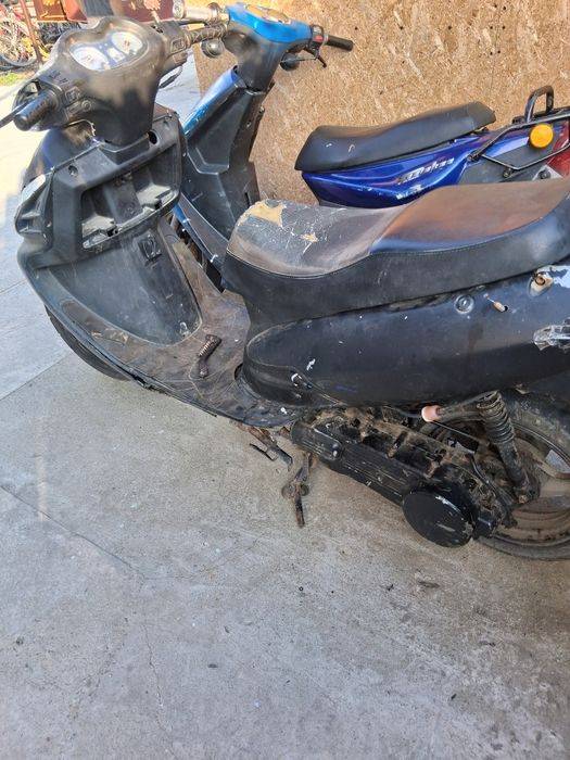Vând scuter Suzuki 125cc 4t motorul funcționeaz trebuie pedala.