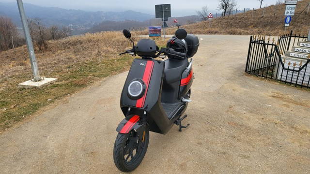 NIU scuter electric, ~ 80Km/h, autonomie reala peste 150 Km