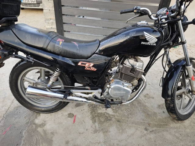 Vand HONDA cb 250 two fifty an 1996 in perfecta stare de funcționare