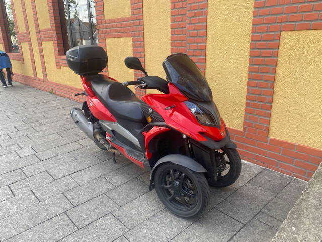 Quadro 350 s se conduce cu categoria B