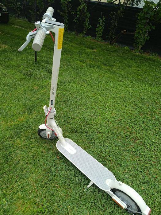 Vând trotineta electrica Xiaomi Mi Scooter 3 lite