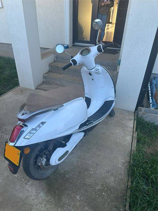 Scuter 3KW Efun Pusa 2 baterii ca Vespa