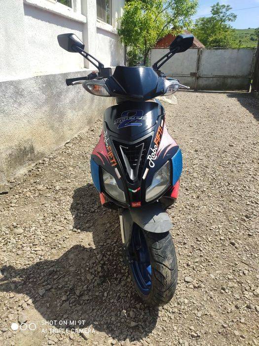 Aprilia 50 SR cu răcire pe apă Prețul se discută la telefon.
