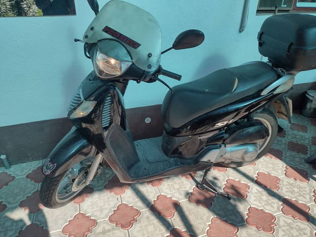 Honda sh 150 și Vespa et4 125