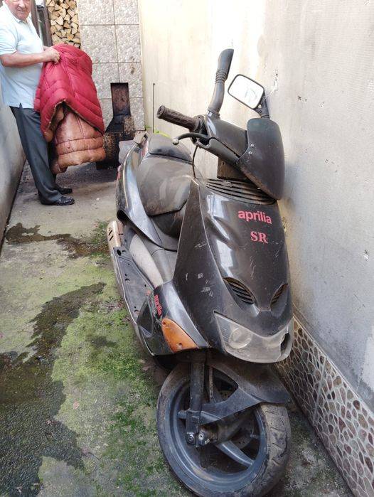 Scuter aprilia Sr50 cu tot cu acte.a fost reparat.acum merge bine