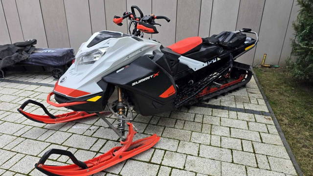 Snowmobil ski-doo Summit x 850 turbo s