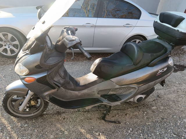 De vanzare scuter Piaggio X9, de 200cmc,  acte de italia.
Scuterul
fun