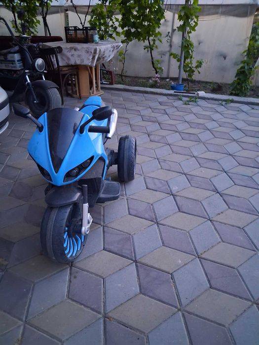 Scuter electric pentru copii
