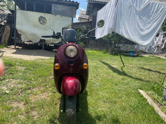 Scuter electric culoare roșie