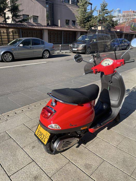 Scuter Piaggio Vespa LX50