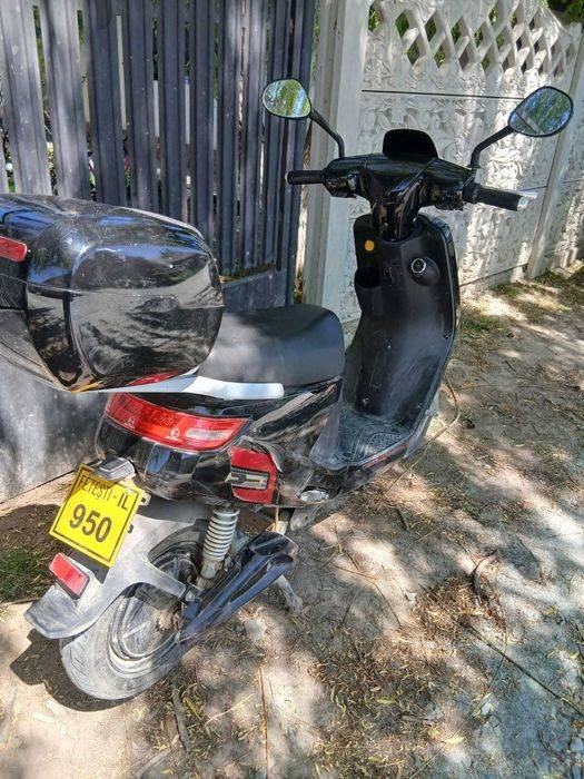 Se vinde Scuter Electric RKS R8