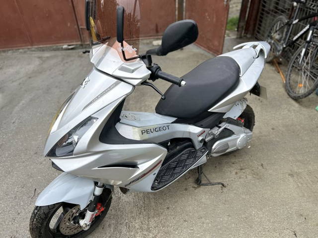 Vând scuter Peugeot