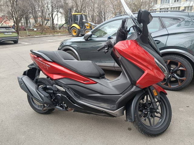 • Maxiscuter • Honda Forza 350 • 2022 • 6500 km • Mat Carnelian Red •
