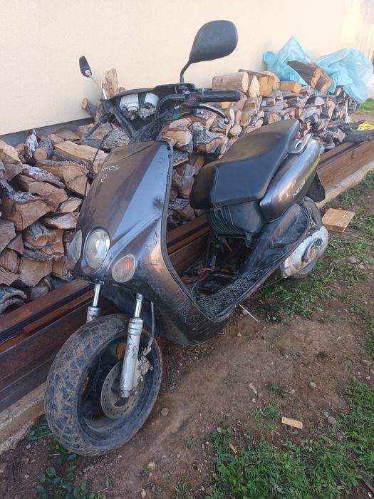Vând scuter cu trei mici probleme