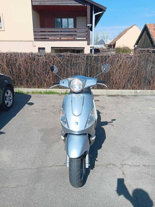 Vând scuter Piaggio Fly 2009 50cc 4T-se conduce cu permis categoria B