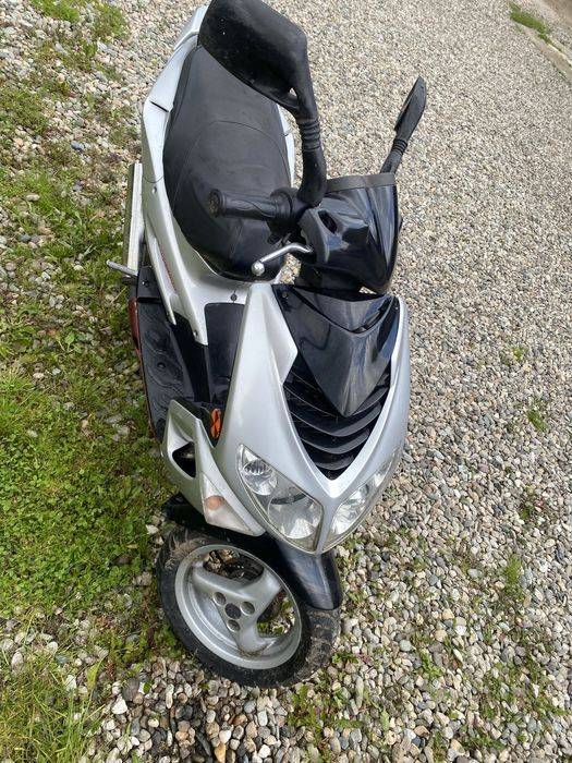 Vand sau schimb scuter peugeot spid 2