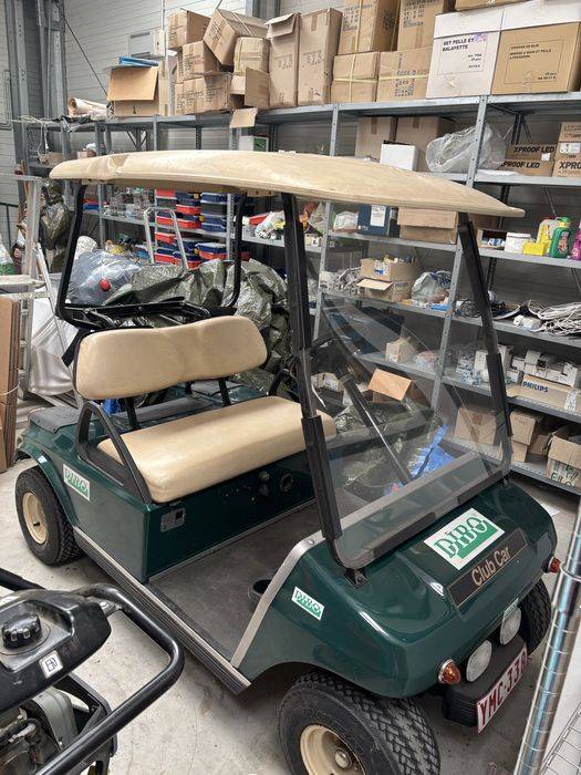 Masinuță Golf Club Car fără baterii/încărcător – nefuncțională