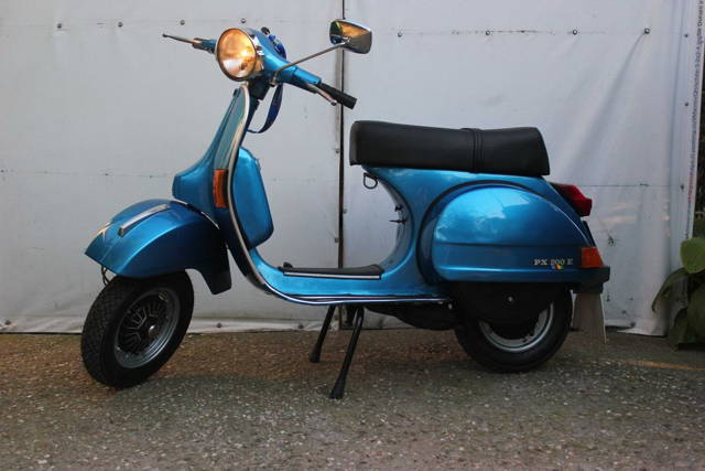Retro/vintage scuter Piaggio Vespa PX200 Arcobaleno 1981