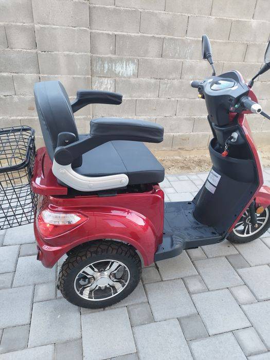 Vând tricicleta adulți aproape noua .