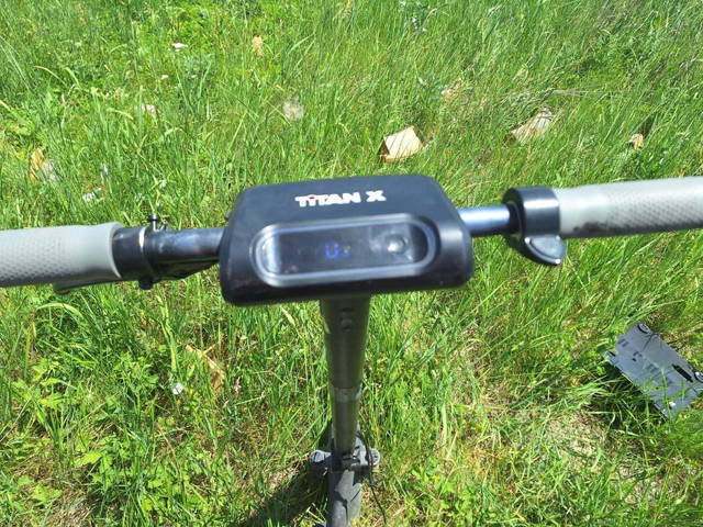 Vînd trotineta titan x