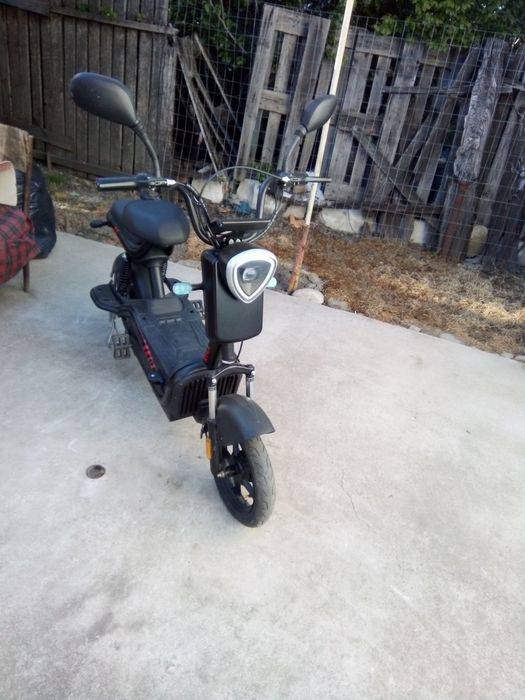 Vînd foarte foarte urgent scuter electric de 25.km.proprietar