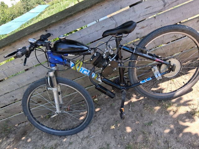Vand bicicleta cu motor 80cc sau schimb cu scuter