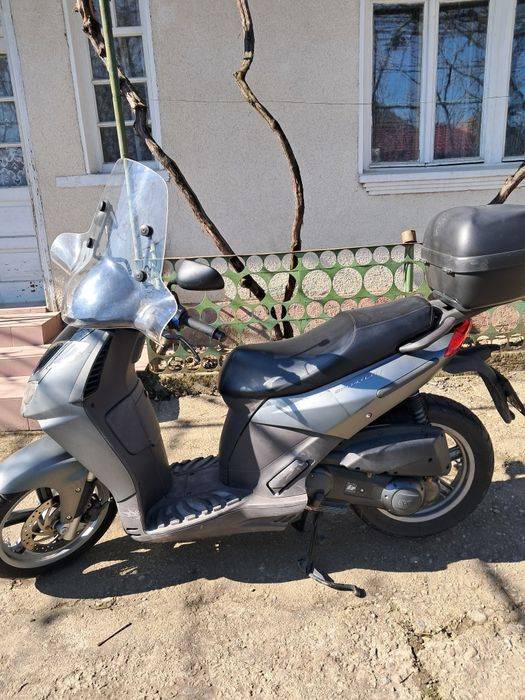 Vând Aprilia sportcity 125
