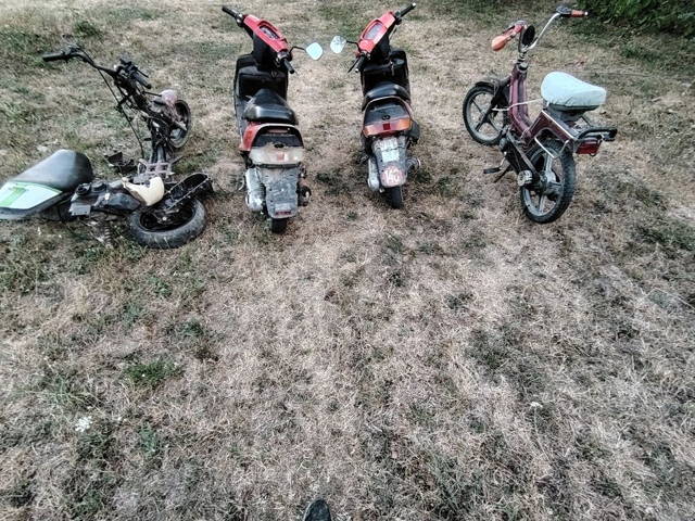 Vând 4 scutere..