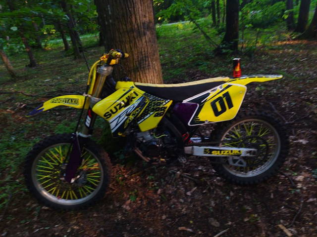 Vând Suzuki RM 125 2T 2006 – Pregătită de sezon, stare foarte bună
